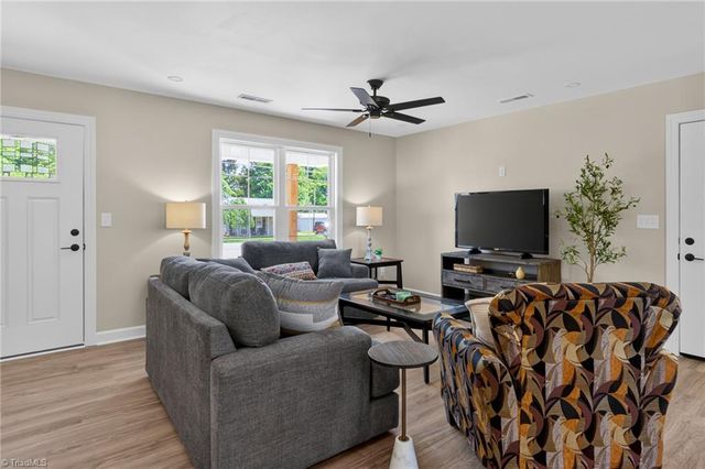 859 W Lee Avenue, Yadkinville, NC 27055