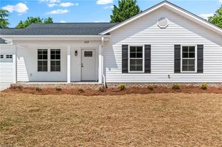 859 W Lee Avenue, Yadkinville, NC 27055