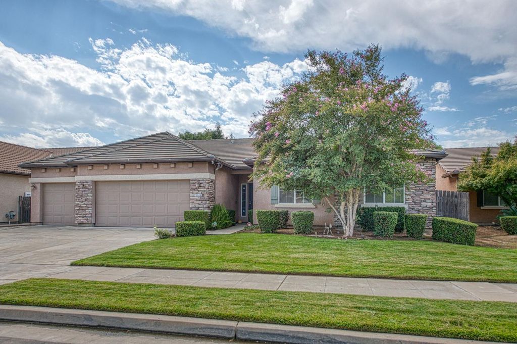 3040 Holland Avenue, Clovis, CA 93619