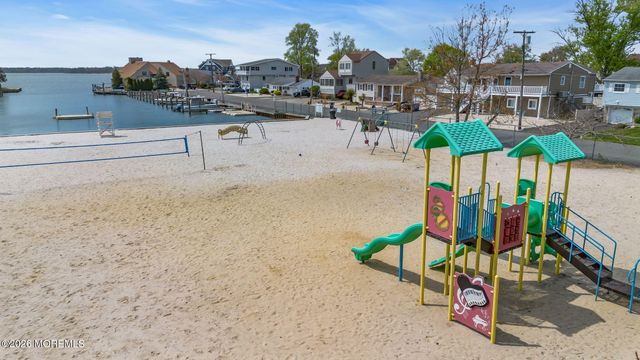 8 Bartine Street, Toms River, NJ 08753