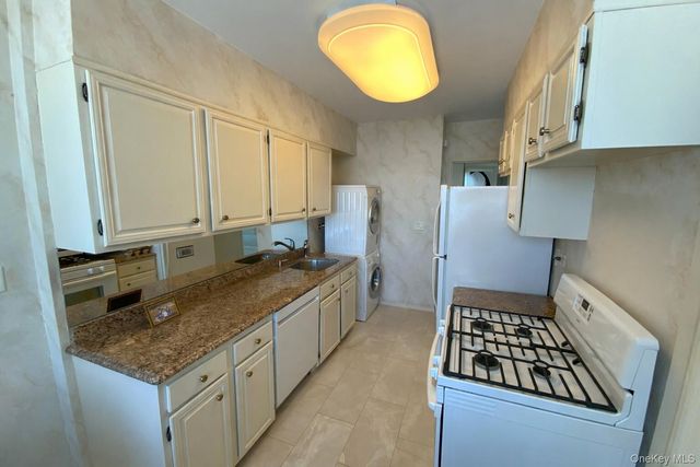 27010 Grand Central Parkway 17E, Floral Park, NY 11005