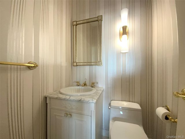 27010 Grand Central Parkway 17E, Floral Park, NY 11005