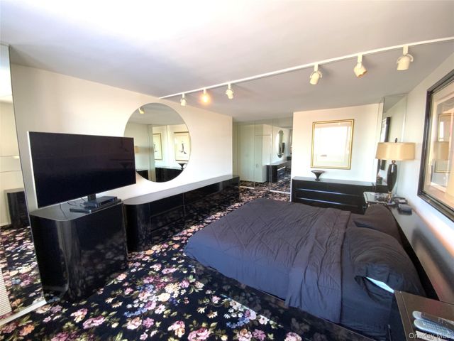 27010 Grand Central Parkway 17E, Floral Park, NY 11005