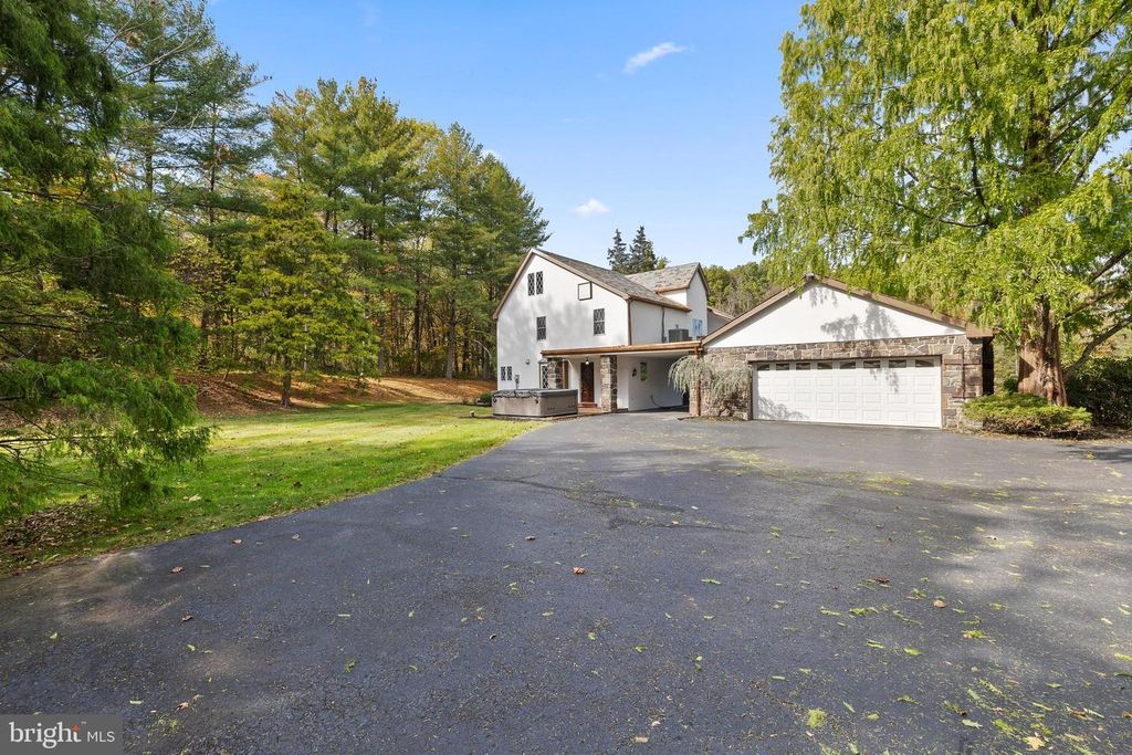 2 MENG RD, Schwenksville, PA 19473