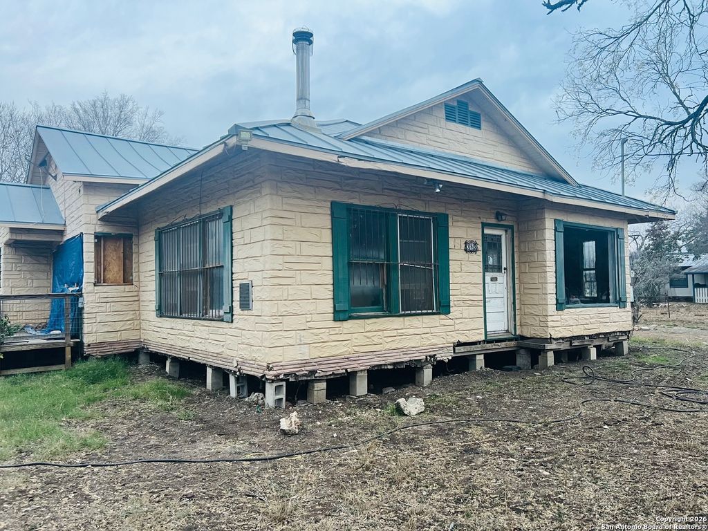 313 County Road 468, Castroville, TX 78009