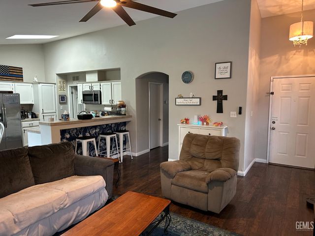 9906 Pyramid Peak Drive, Bakersfield, CA 93311