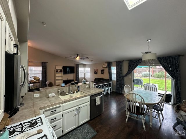 9906 Pyramid Peak Drive, Bakersfield, CA 93311