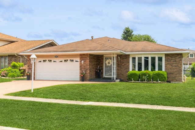 10927 S Circle Drive, Palos Hills, IL 60465