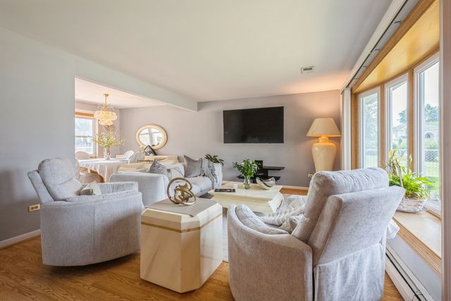 10927 S Circle Drive, Palos Hills, IL 60465