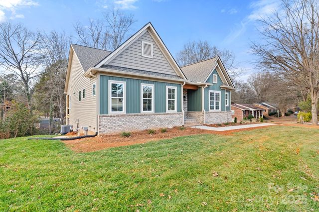 194 N Peace Haven Road, Winston Salem, NC 27104