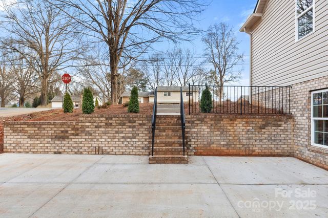 194 N Peace Haven Road, Winston Salem, NC 27104