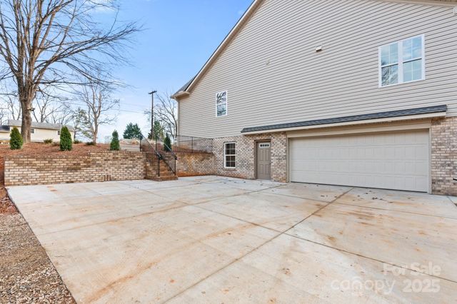 194 N Peace Haven Road, Winston Salem, NC 27104