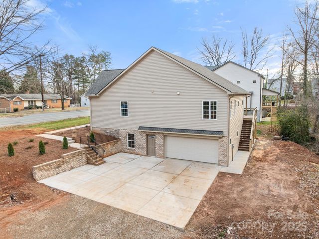194 N Peace Haven Road, Winston Salem, NC 27104