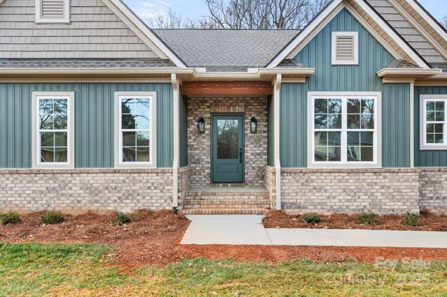 194 N Peace Haven Road, Winston Salem, NC 27104