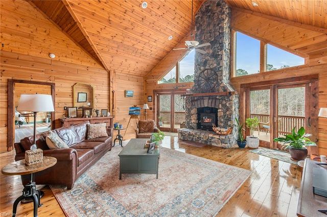 10020 Pond Ridge LN, Gloucester, VA 23061