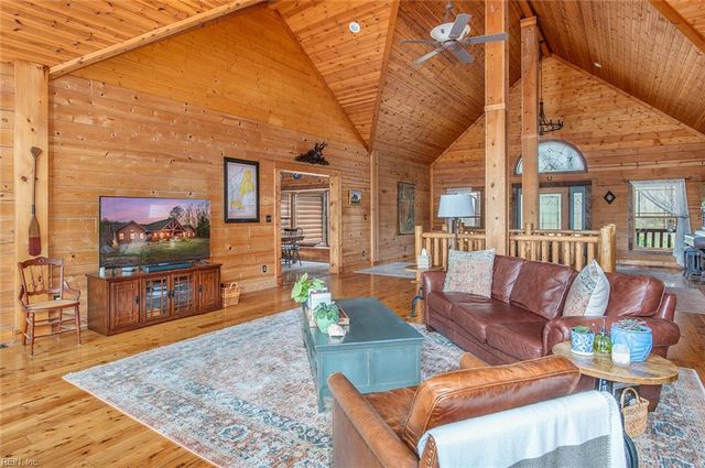 10020 Pond Ridge LN, Gloucester, VA 23061