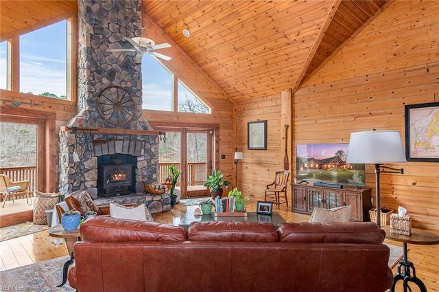 10020 Pond Ridge LN, Gloucester, VA 23061