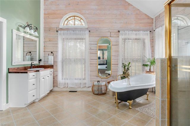 10020 Pond Ridge LN, Gloucester, VA 23061