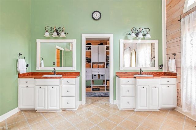 10020 Pond Ridge LN, Gloucester, VA 23061