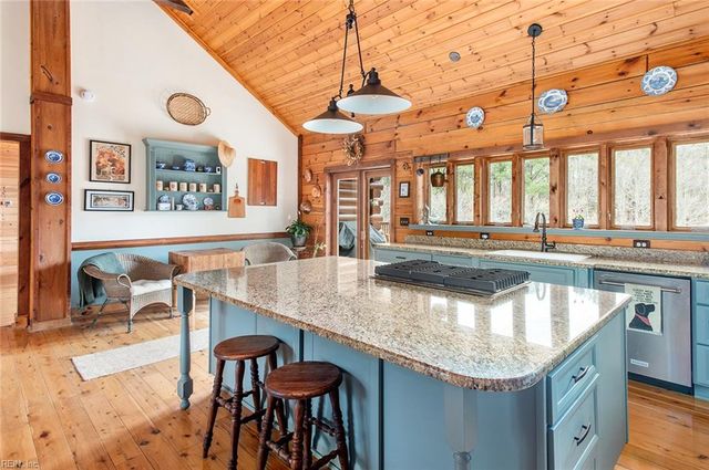 10020 Pond Ridge LN, Gloucester, VA 23061