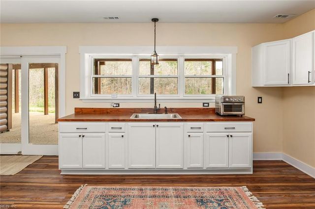 10020 Pond Ridge LN, Gloucester, VA 23061