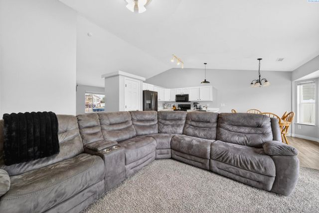 8117 Kootenay Ct, Pasco, WA 99301