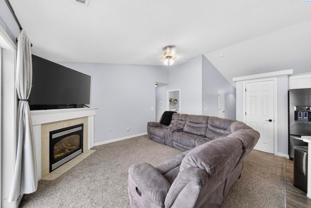 8117 Kootenay Ct, Pasco, WA 99301