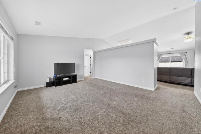 8117 Kootenay Ct, Pasco, WA 99301