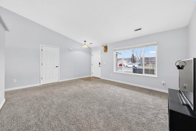 8117 Kootenay Ct, Pasco, WA 99301