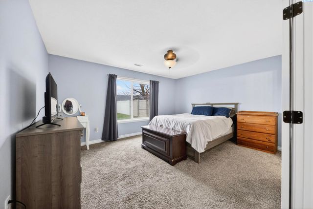 8117 Kootenay Ct, Pasco, WA 99301