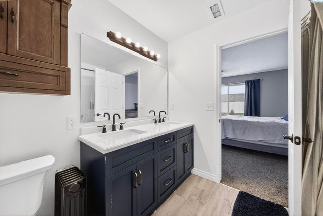 8117 Kootenay Ct, Pasco, WA 99301