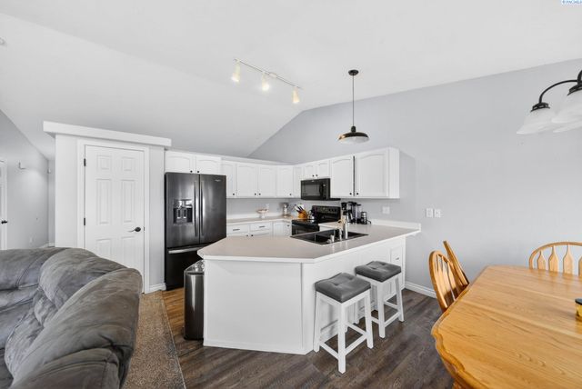 8117 Kootenay Ct, Pasco, WA 99301