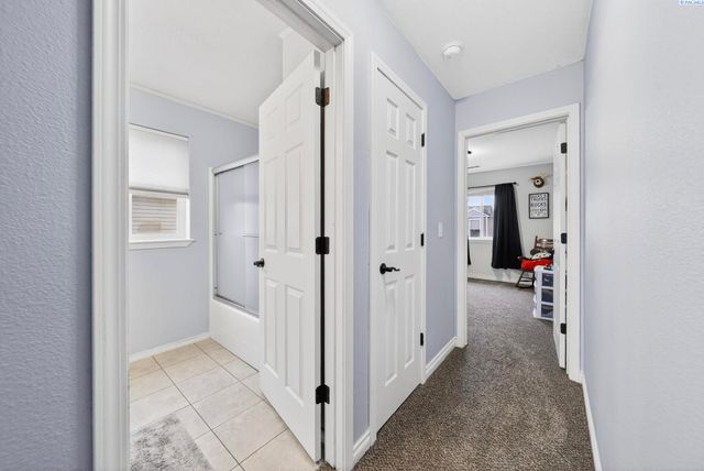 8117 Kootenay Ct, Pasco, WA 99301