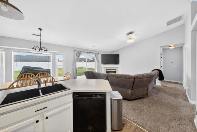 8117 Kootenay Ct, Pasco, WA 99301