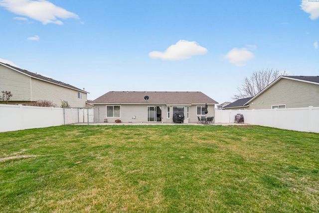 8117 Kootenay Ct, Pasco, WA 99301