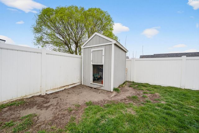 8117 Kootenay Ct, Pasco, WA 99301