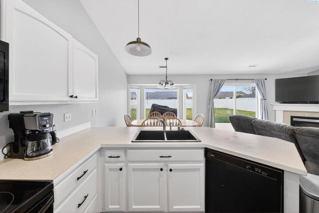 8117 Kootenay Ct, Pasco, WA 99301