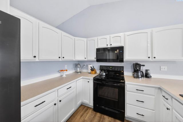 8117 Kootenay Ct, Pasco, WA 99301