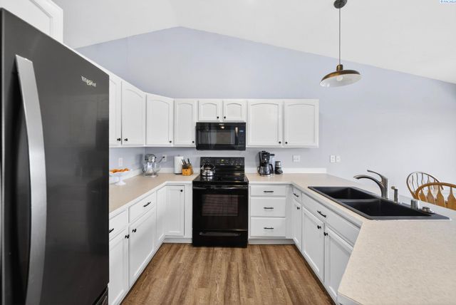 8117 Kootenay Ct, Pasco, WA 99301