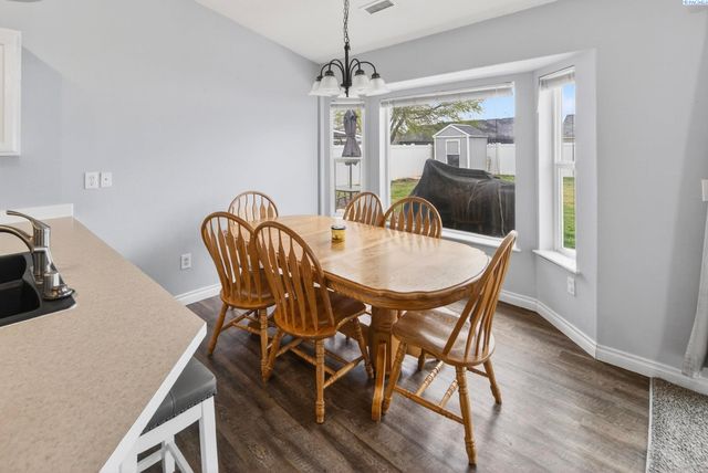 8117 Kootenay Ct, Pasco, WA 99301