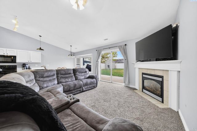 8117 Kootenay Ct, Pasco, WA 99301