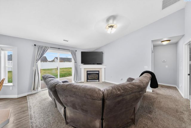 8117 Kootenay Ct, Pasco, WA 99301