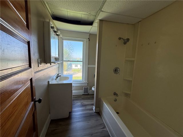 606 Chestnut St, New Castle, PA 16101