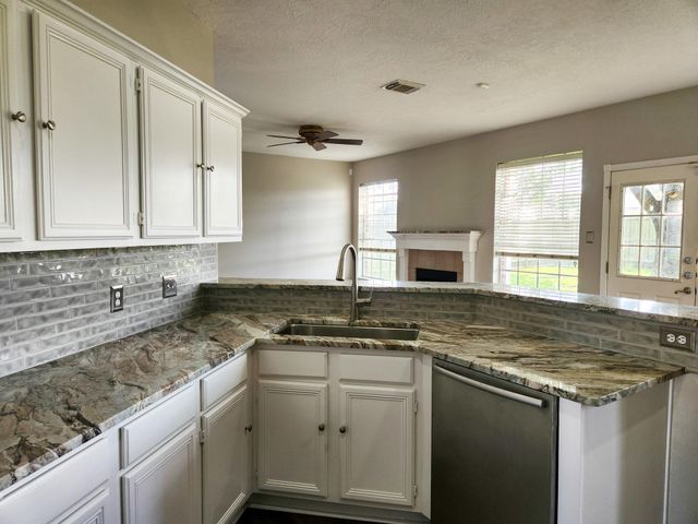 2412 N Mission Circle, Friendswood, TX 77546