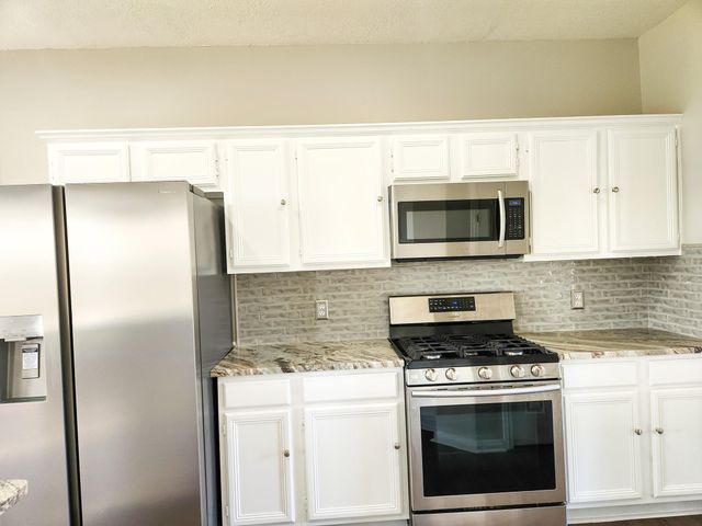 2412 N Mission Circle, Friendswood, TX 77546