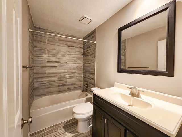 2412 N Mission Circle, Friendswood, TX 77546