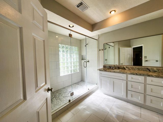 2412 N Mission Circle, Friendswood, TX 77546