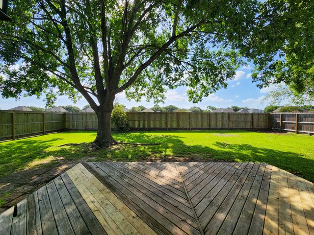 2412 N Mission Circle, Friendswood, TX 77546