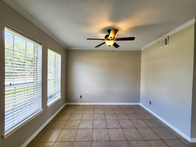 2412 N Mission Circle, Friendswood, TX 77546