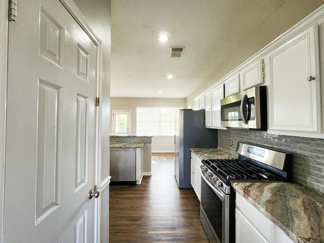 2412 N Mission Circle, Friendswood, TX 77546